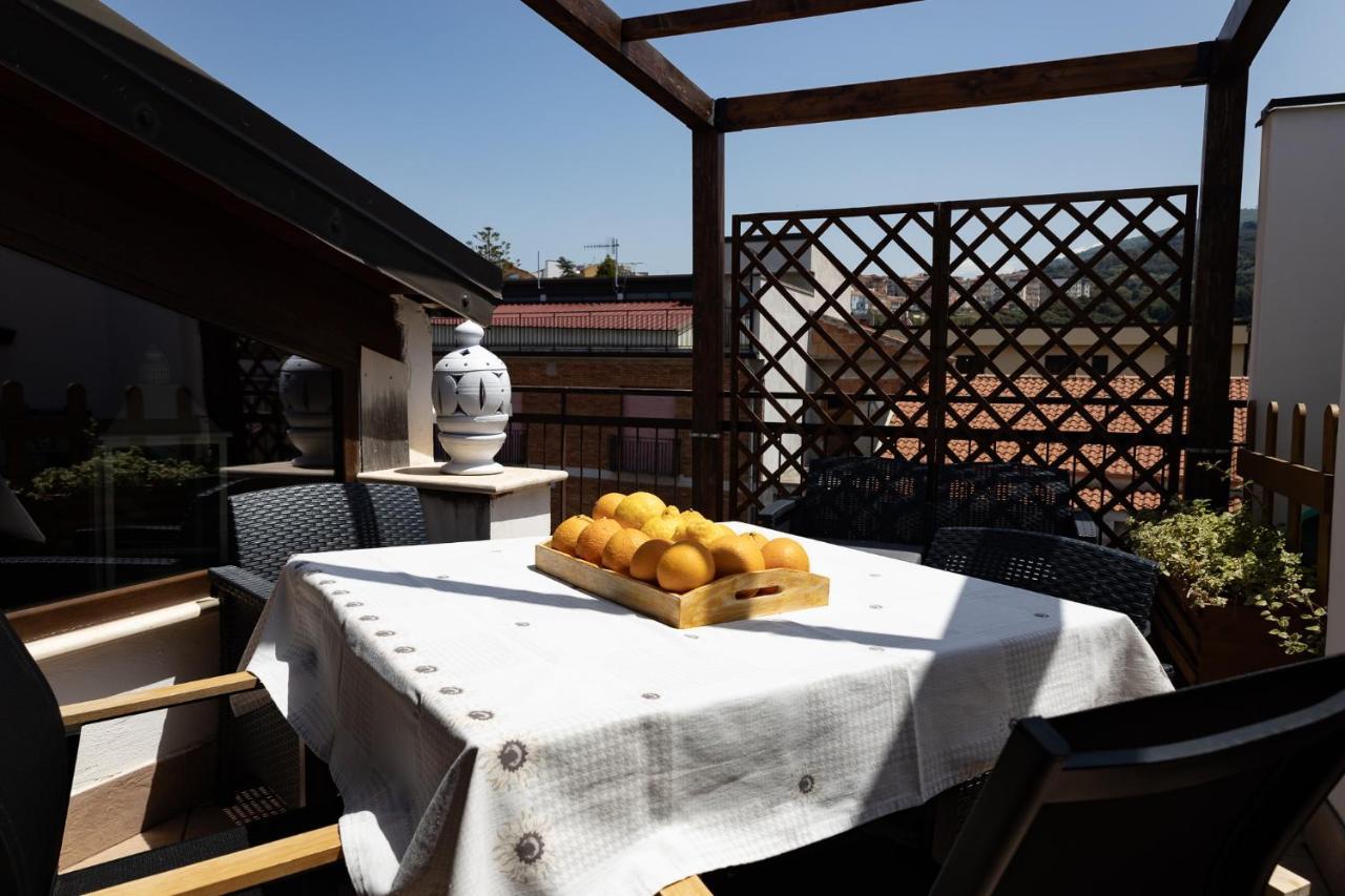 Ferienwohnung Mansarda In Centro Capri Leone Exterior foto